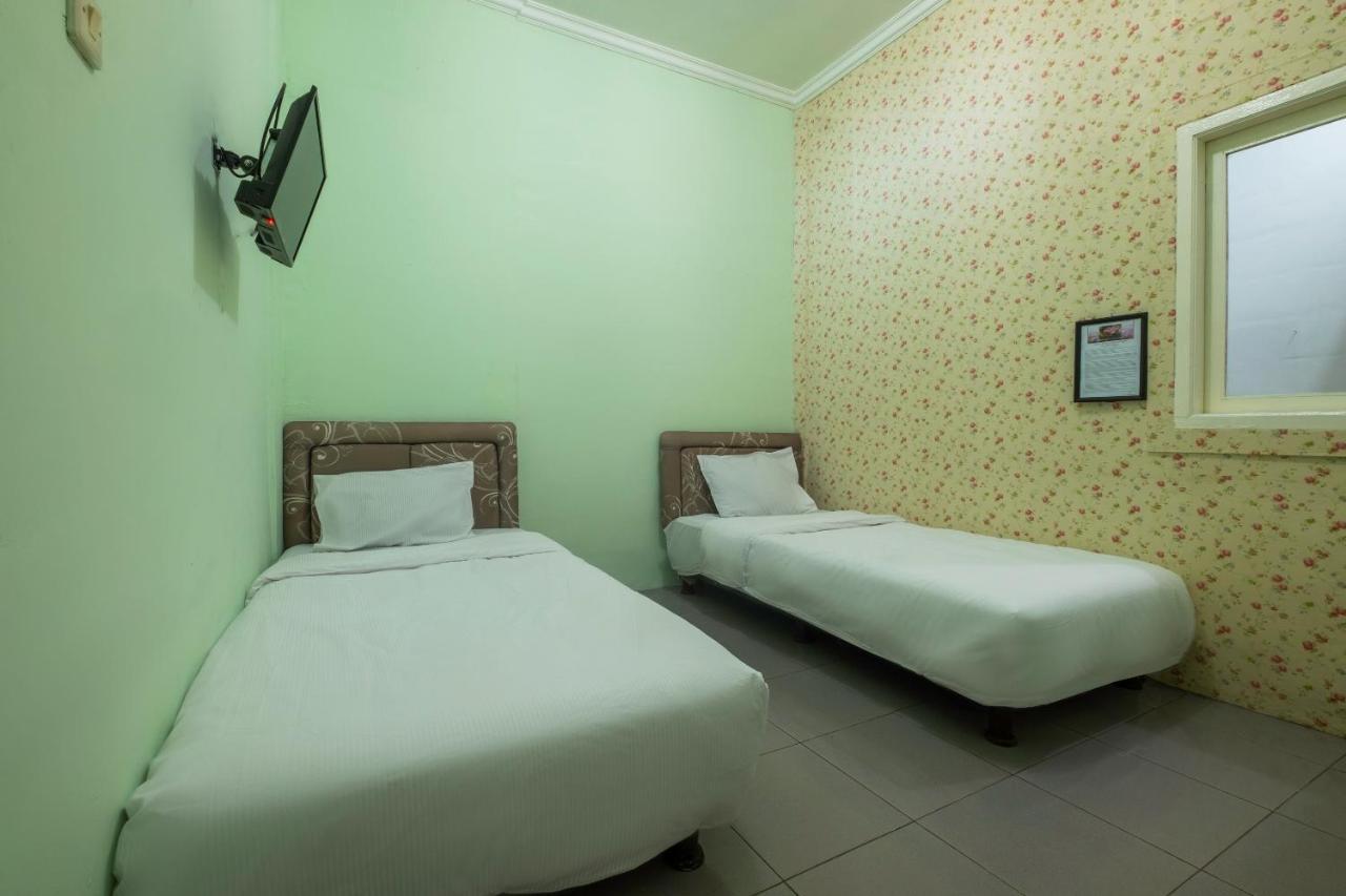 Oyo 2676 Cathaleya Syariah Hotel 2*